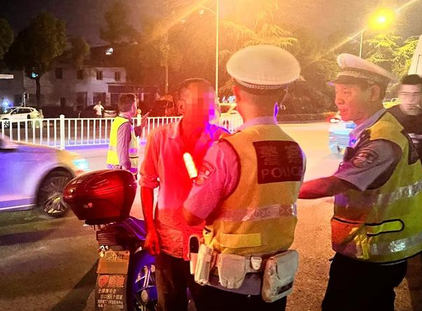 醉酒駕駛機(jī)動車記幾分，直擊查酒駕現(xiàn)場！荊門一男子稱“只喝了一杯白酒”，結(jié)果…